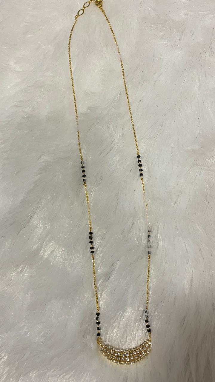 Nyra halfmoon short mangalsutra