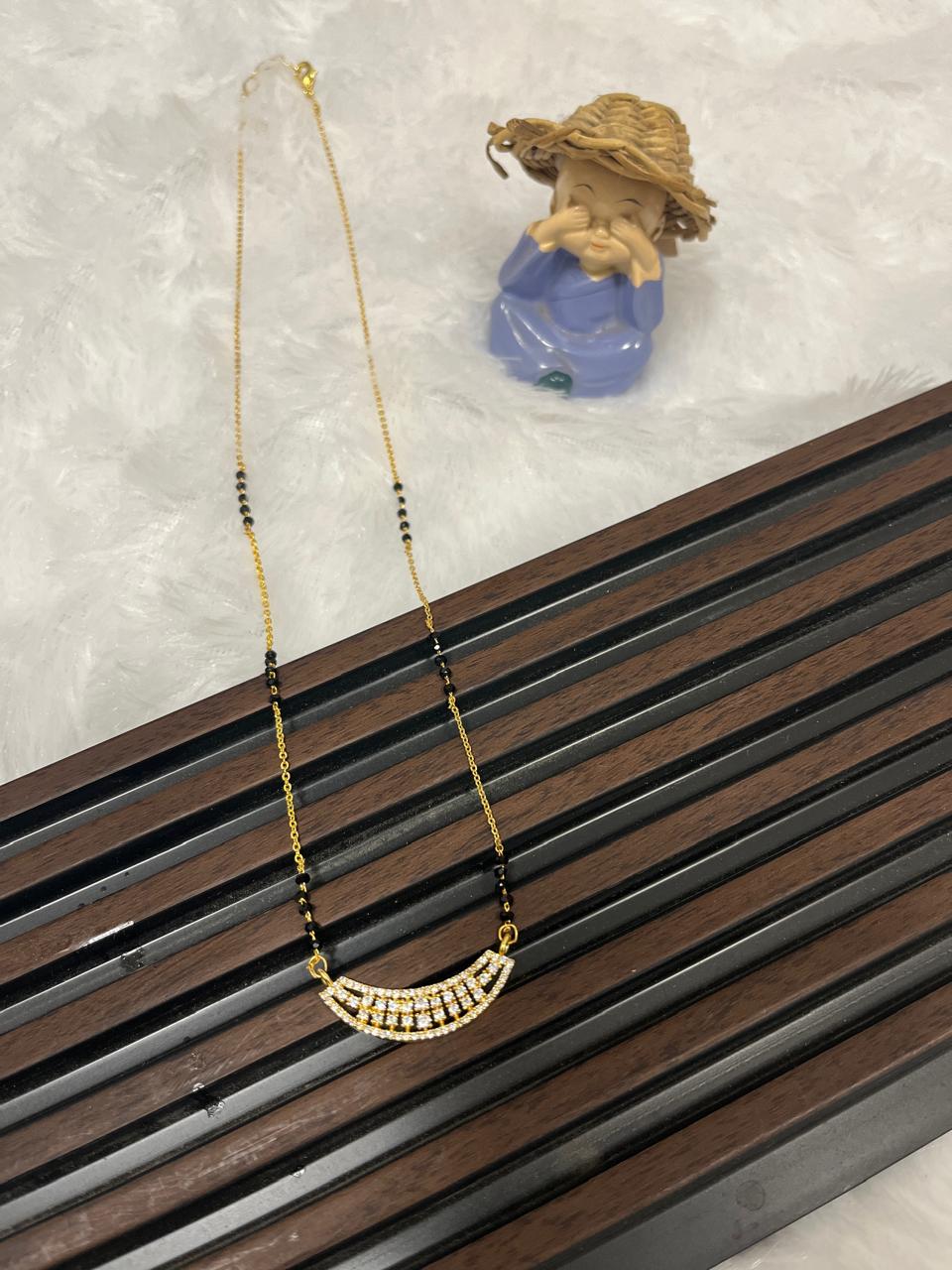 Nyra halfmoon short mangalsutra