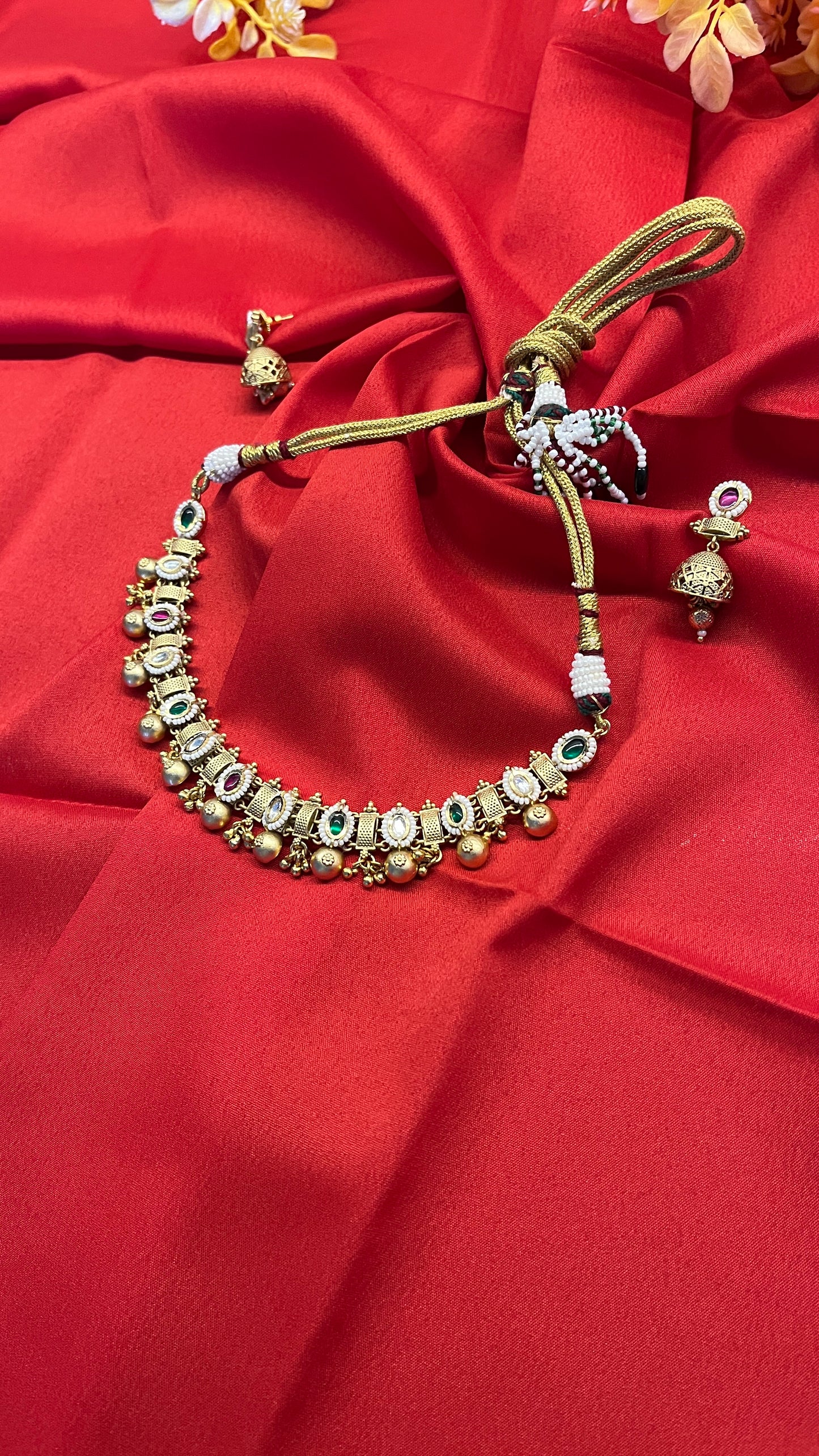 Necklace with light weight chokar