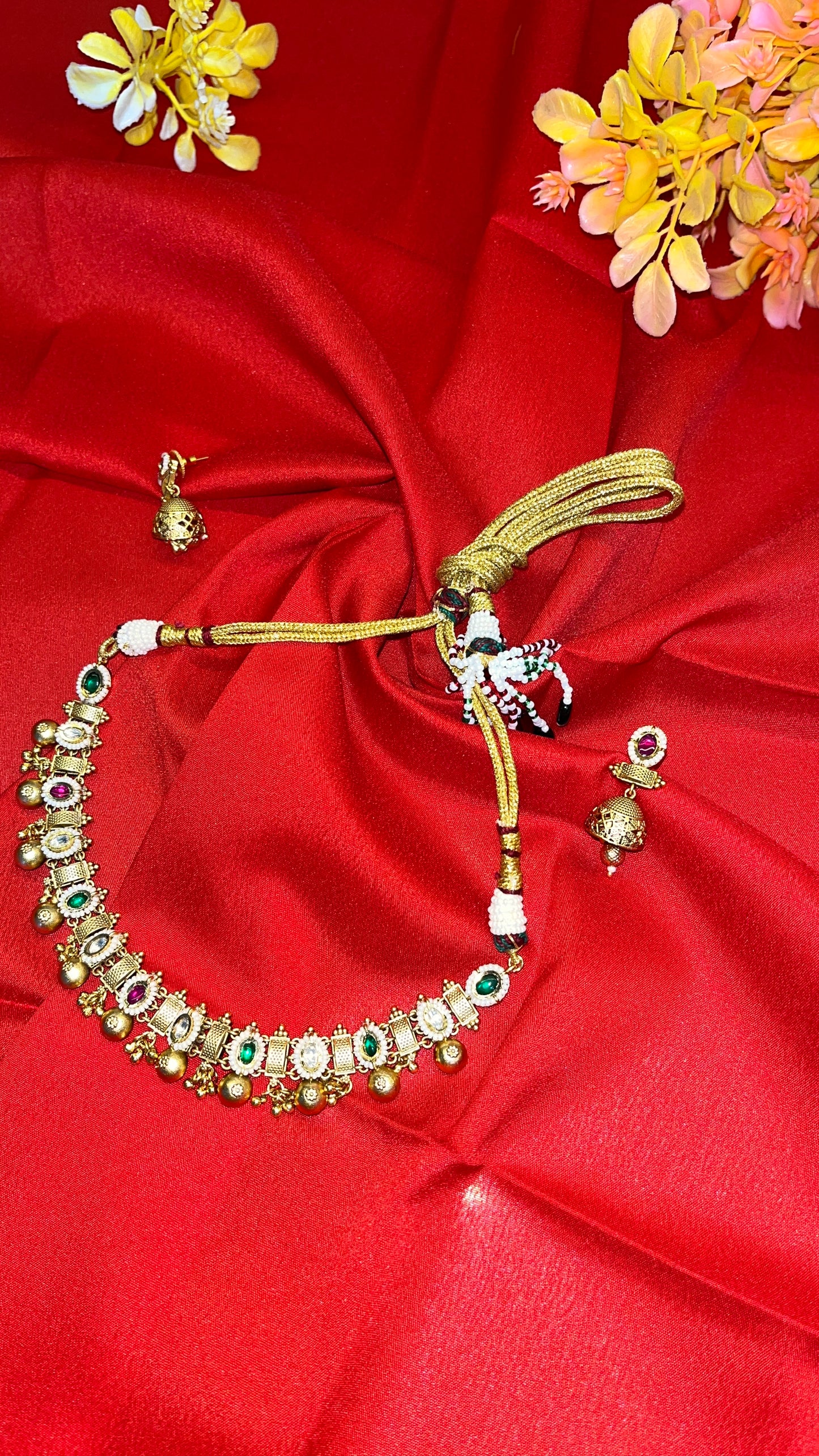 Necklace with light weight chokar