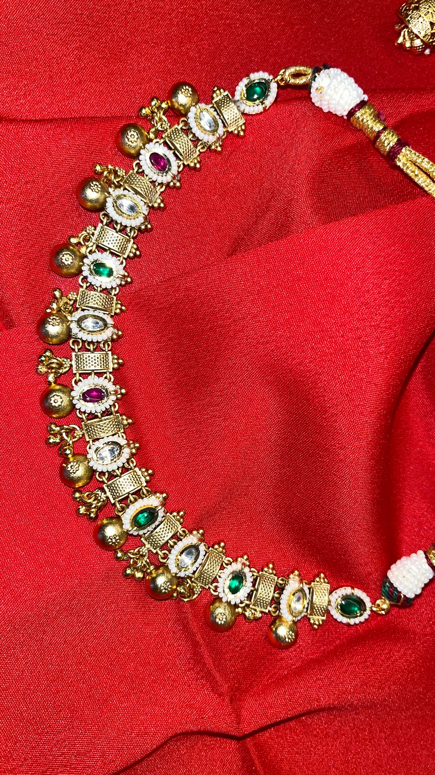 Necklace with light weight chokar